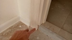 Как сделать наличник на дверь если порог выпирает