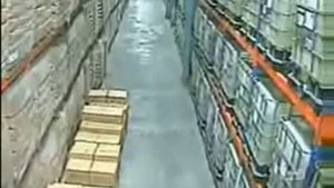 Крушение стеллажей на складе