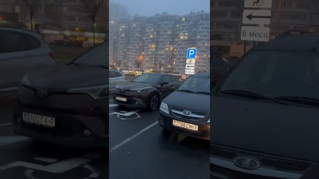 Половина свободных мест на парковке но нет нужно поставить прямо возле входа, пройти не как . смотреть онлайн