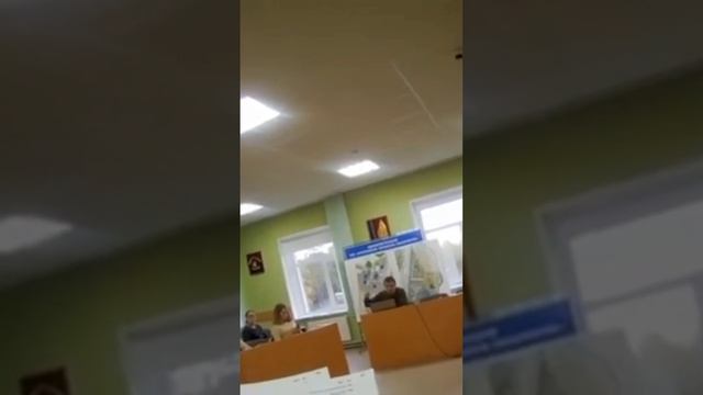 Депутатам принесли повестки. А они заперлись.