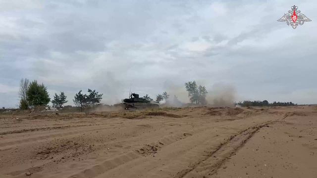 Экипажи танков Т-90М «Прорыв» группировки войск «Центр» совершенствуют навыки ведения боевых действи