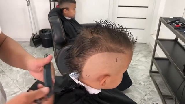 ?ASMR? | САМЫЙ СТИЛЬНЫЙ | САМЫЙ МОДНЫЙ | KIDS HAIRCUT | ИРОКЕЗ СТРИЖКА смотреть онлайн