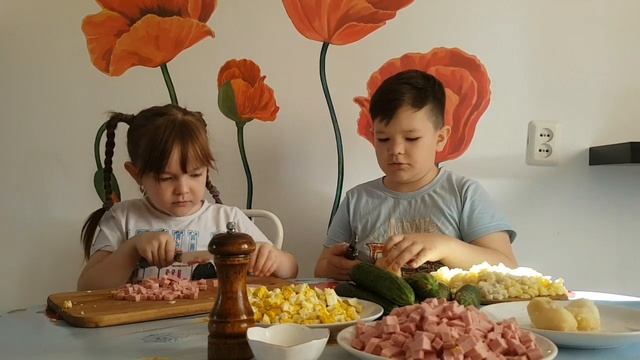 Готовим зимний салат по детски и пробуем добиться вкуса как у мамы.