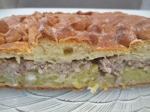 Пирог с мясом и тонким слоем теста