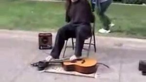 Парень играет ногами на гитаре.mp4