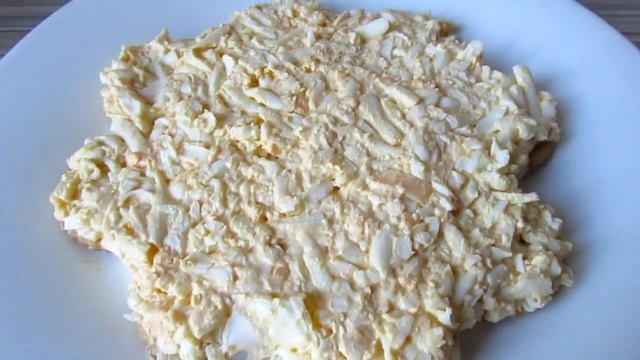 Закусочный салат с крекером и рыбной консервой слоями. Нежный торт-салат с крекером и рыбой рецепт