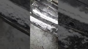Как открыть капот на Логане если тросик оторвался от замка..