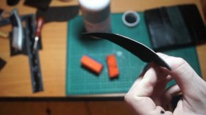 Обработка уреза кожи краской