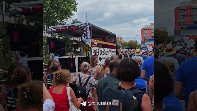 Огромная толпа вышла в Берлине на акцию против действий правительства ФРГ и в поддержку мира с РФ