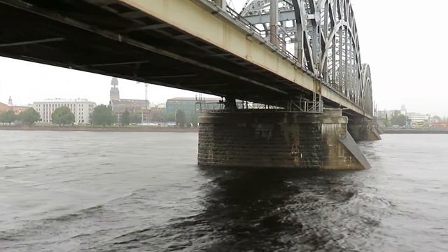 RIGA Bootsfahrt auf der DÜNA bei Regen смотреть онлайн