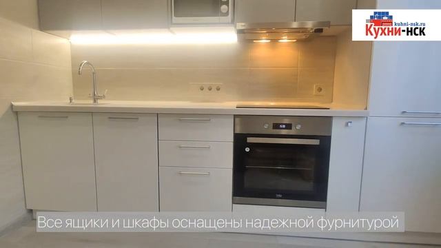 Прямая кухня с антресольными шкафами, каменная столешница с интегрированной мойкой смотреть онлайн