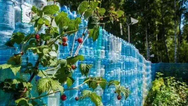 Дачный забор из пластиковых бутылок длиной 50 метров смотреть онлайн