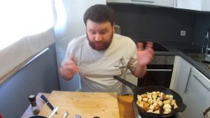 как приготовить салат цезарь! Подробный рецепт!