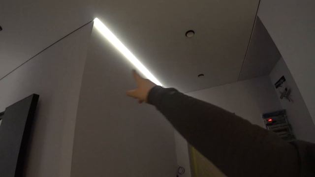 парящий натяжной потолок при выключенном свете. Интересные потолки в однушке ! просто и со вкусом. смотреть онлайн