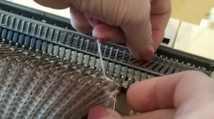 ЭЛАСТИЧНОЕ ЗАКРЫТИЕ ПЕТЕЛЬ НА МАШИНЕ.