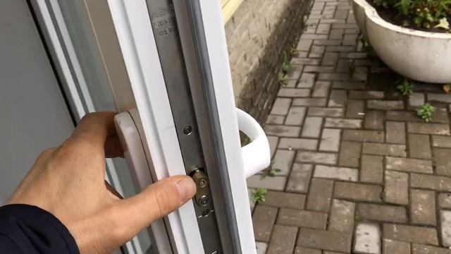 Новинка! Автоматический многозапорный замок на пластиковые двери