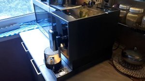 Автоматическая кофемашина TOMSON CF20M01 приготовление кофе.
