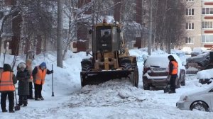 Расчистка дворов Лангепаса от снега