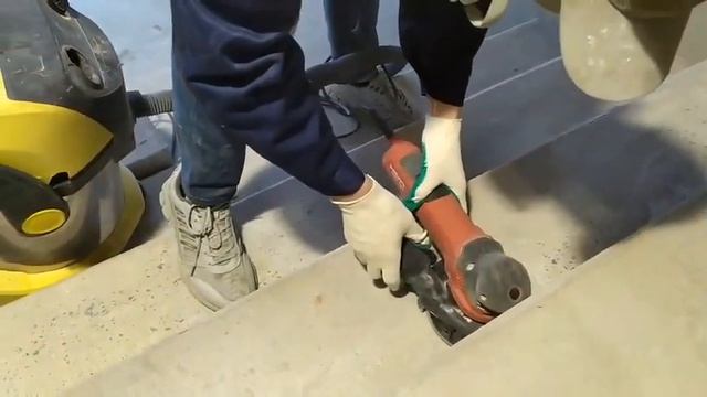 Шлифмашина по бетону HILTI DGH 130 в работе
