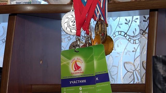 Настя Гладких получила в подарок ноутбук для учёбы. смотреть онлайн