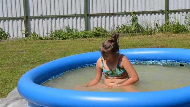 Купание в бассейне - Swimming in the pool смотреть онлайн
