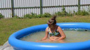 Купание в бассейне - Swimming in the pool