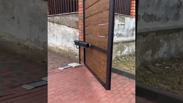 Автоматические распашные ворота с электроприводом Doorhan Swing 5000 PRO. Панели Ранчо. Калитка.