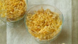 Салат с яблоком, яйцом и сыром