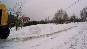 Самодельный трактор -  прёт, как танк! Уборка снега в деревне