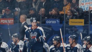 Игорь Ларионов с микрофоном на матче против «Витязя»