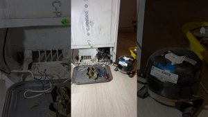 Он снова холодильник-встройка Аристон.