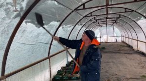 Спасение теплицы от снега. Чистка теплицы от снега. Как быстро и просто убрать снег с теплицы