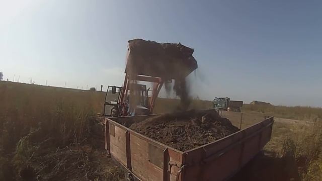 ЛТЗ-60АВ полный ковш земли. смотреть онлайн