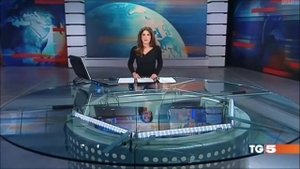 ВОТ ЭТО КОНФУЗ ... ВЕДУЩАЯ ЗАБЫЛА ЧТО СИДИТ ЗА ПРОЗРАЧНЫМ СТОЛОМ ..