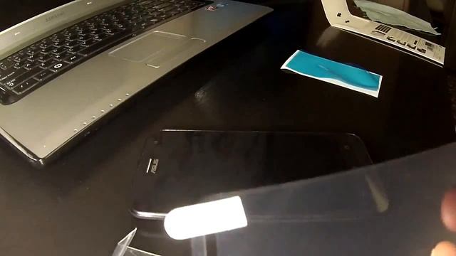 Клеим защитную плёнку на экран телефона!