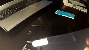 Клеим защитную плёнку на экран телефона!