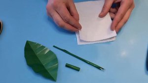 ? Гусеница на листике! Поделка-Антистресс?? DIY moving caterpillar on a leaf.