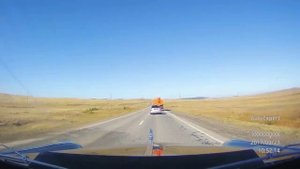 ГАЗ 21 ВОЛГА на дороге обгоняет.