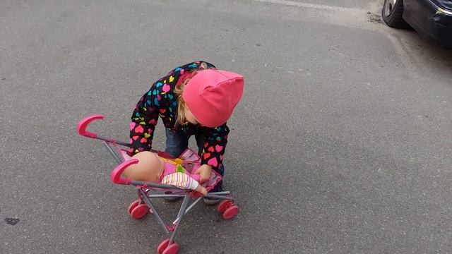 Ариана заботливая мамочка. Гуляет на улице с лялей