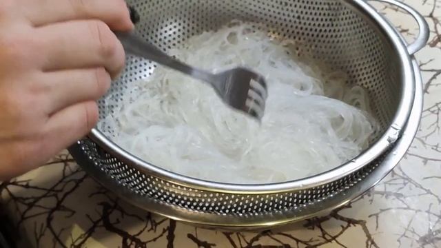 Вкусные корейские салаты - рецепт с морковкой, огурцами и фунчезой за 5 минут