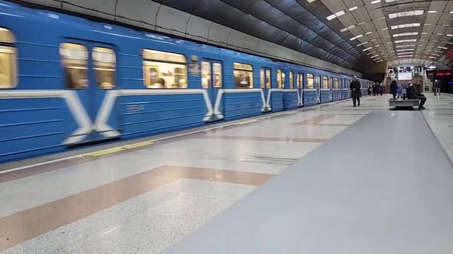 Прибытие поезда на станцию Березовая роща Новосибирского метрополитена