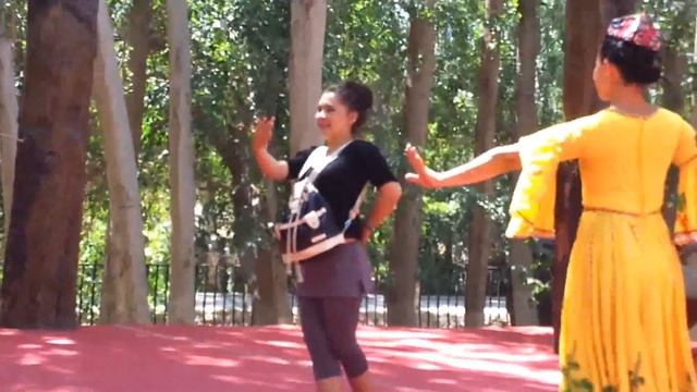 Uyghur Dance. СУАР. г. Турфан