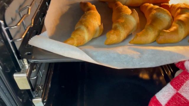 Как Приготовить Круассан из Готового Теста! 2 ВАРИАНТА начинки Вкусно и Легко смотреть онлайн