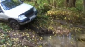 Шевроле нива в лесу