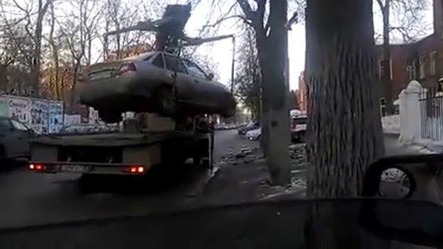Эвакуируют машину возле роддома