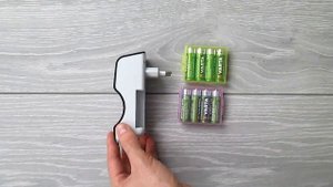 Зарядное для батареек AA и AAA — Varta pocket charger 57642 Мини обзор плюсы, минусы ☑
