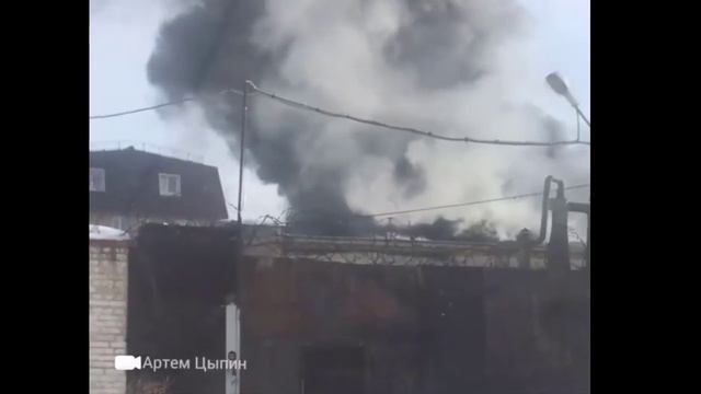 В Челябинске бушует пожар в цехе производства пластиковой посуды