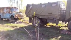 Газ-66 вытаскивает автобус после 25 лет простоя часть 2