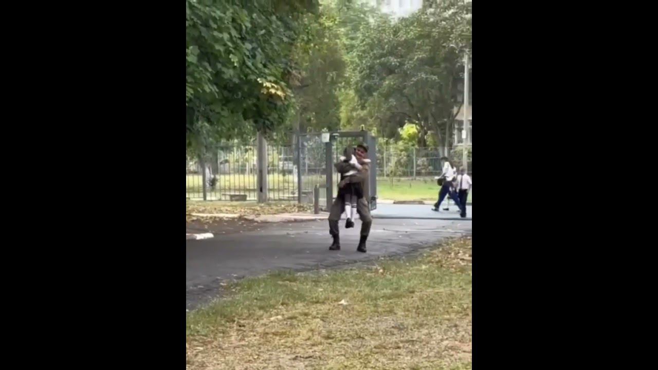 Дедушка приехал с передовой, чтобы проводить внучку в первый класс! смотреть онлайн