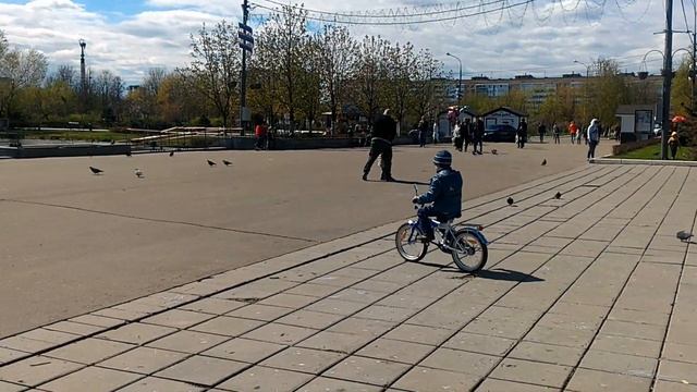 Немного личных радостей))) сын поехал сам на велосипеде с первого раза)). Счастье быть мамой))